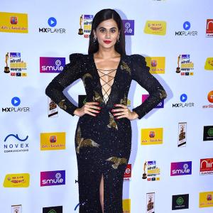 Video: Watch Taapsee, Deepika at an awards show