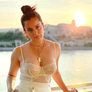 Kangana Gets Gorgeous... and Poetic!