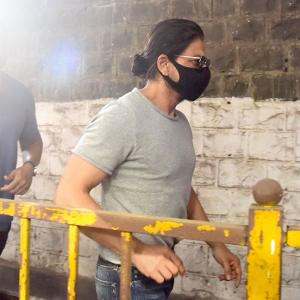 Shah Rukh visits son Aryan in jail