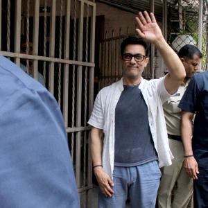 Aamir Steps Out Without His...