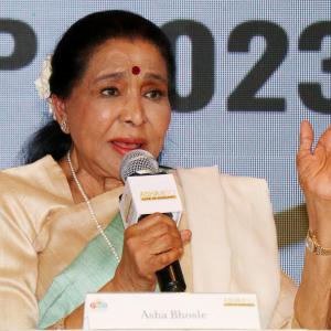 MUST WATCH! Asha Bhosle Sparkles At 90