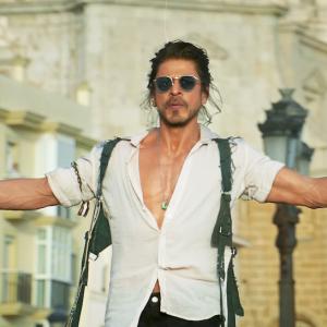 30 SPECTACULAR FRAMES of Shah Rukh Khan