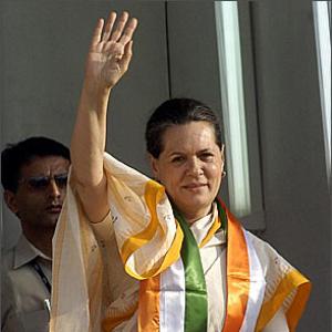 Sonia Gandhi calls for gold import duty cut