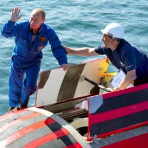 Russian PM Vladimir Putin dives in Lake Baikal on Mir 1