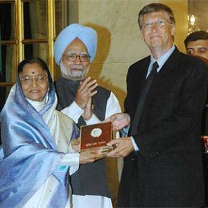 Bill Gates receives Indira Gandhi Peace Prize