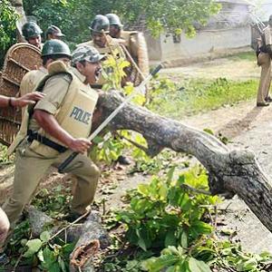Security forces, Naxals face-off in Lalgarh