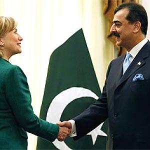 Clinton calls on India, Pak to resolve differences