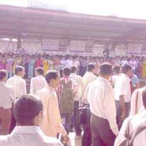 Mumbai: Commuters get violent as trains run late