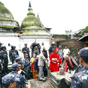 Indian priests offer prayers at Nepal temple again