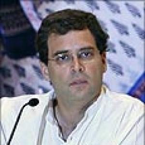 Cops hunt for men who stoned Rahul's train