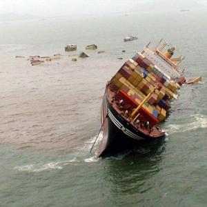 Oil spill touches Mumbai-Raigarh coast