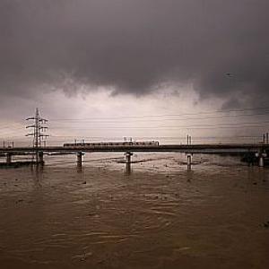 Delhi faces flood threat as Yamuna swells up