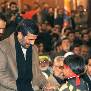 Ahmedinejad greets Indian-led peace caravan