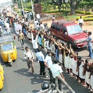 Longest human chain' formed for Telangana