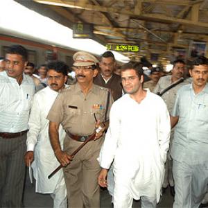 Rahul defies Sena, takes Mumbai local train 