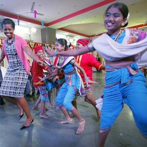 In PHOTOS: Obamas do the Koli dance