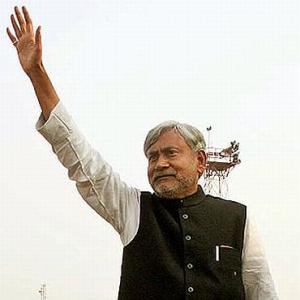 Nitish takes on Modi, says his Red Ford dream will remain unfulfilled
