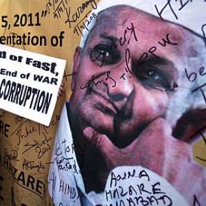 Pass Lokpal bill by Aug 15, or face people's ire: Hazare