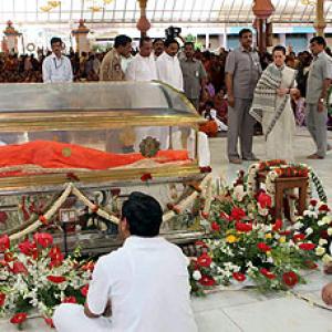 PM, Sonia, Modi pay last respects to Sai Baba