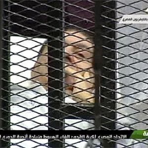 PIX: In a cage, Mubarak faces trial for murder