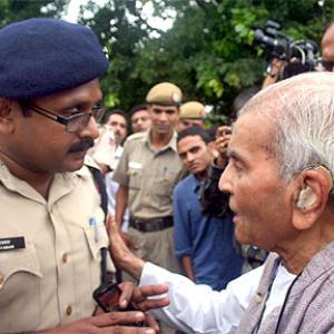 Justice Sachar detained at Anna fast venue