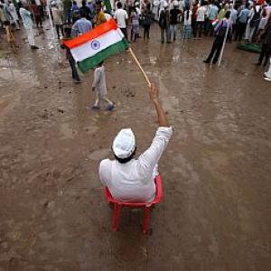 Braving rains, thousands join Anna's Ramlila stir