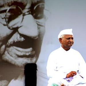 Govt regains grip over Anna issue, thanks to PM