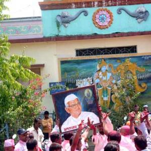 Hazare gets hero's welcome at Ralegan Siddhi