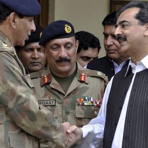 Pakistan PM tries to make peace with powerful army