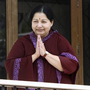 Jaya warms up to Mamata after cold shoulder to Left