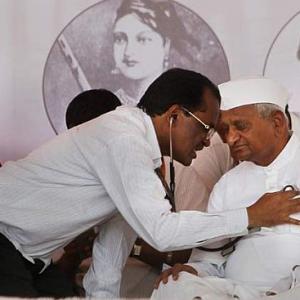 Hazare must end fast now or risk kidney failure: Doctors