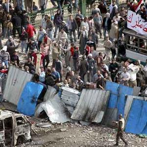 Tanks, troops step in to stop Cairo's street war