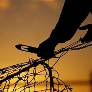 Lankan navy arrests 28 Indian fishermen