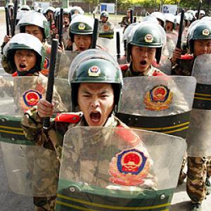 Chinese army crosses border, threatens Indian workers