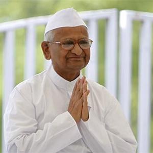 UPA is 'playing tricks' over Lokpal Bill: Hazare