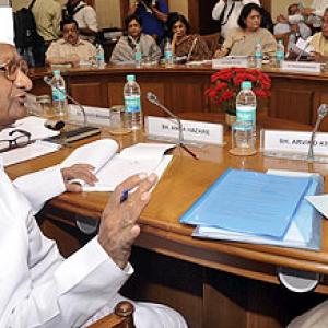 Hazare seeks parallel govt without accountability