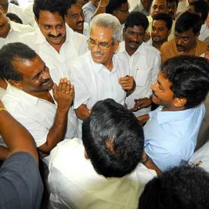 26 Jagan loyalists resign, AP Cong in trouble
