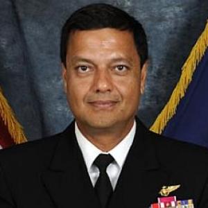 Indian-origin commander of US aircraft carrier dies