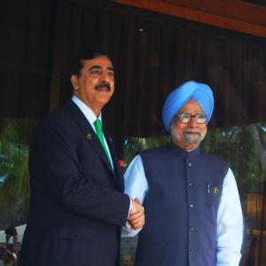 Dr Singh, Gilani try to build relations at beach cottage