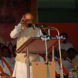 Govt making allies scapegoat of corruption: Advani