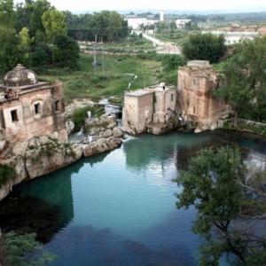 Pakistan: Fabled pond in Hindu temple runs DRY