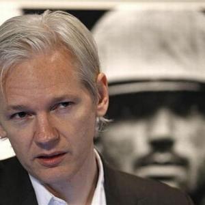Ecuador angers Britain, grants asylum to Assange