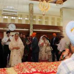 Dr Singh meets Sikhs in Teheran, wife visits gurdwara