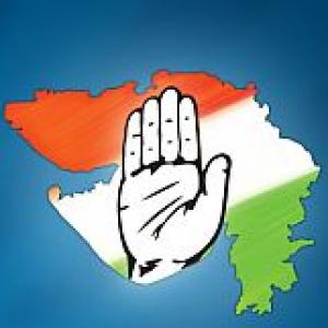 Congress woos Gujaratis with free laptops, 16 pledges