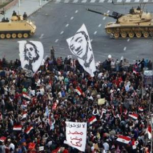 Egyptians break through barriers protecting prez palace