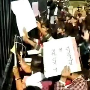 Activists knock Rashtrapati Bhavan gates for rape victim