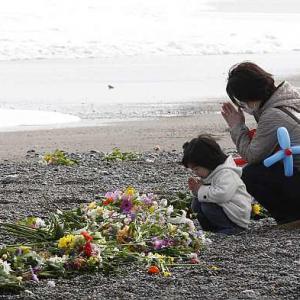 Pix: With prayers Japan marks quake-tsunami anniversary