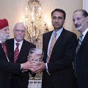 Eboo Patel receives interfaith Guru Nanak award