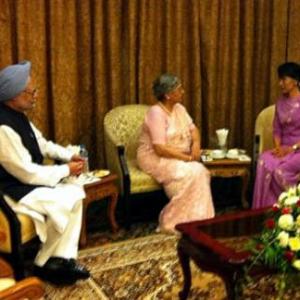 PM meets Suu Kyi in Yangon; hands over Sonia's invite