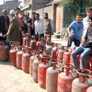 Kashmir's LPG supply crisis worsens as winter sets in